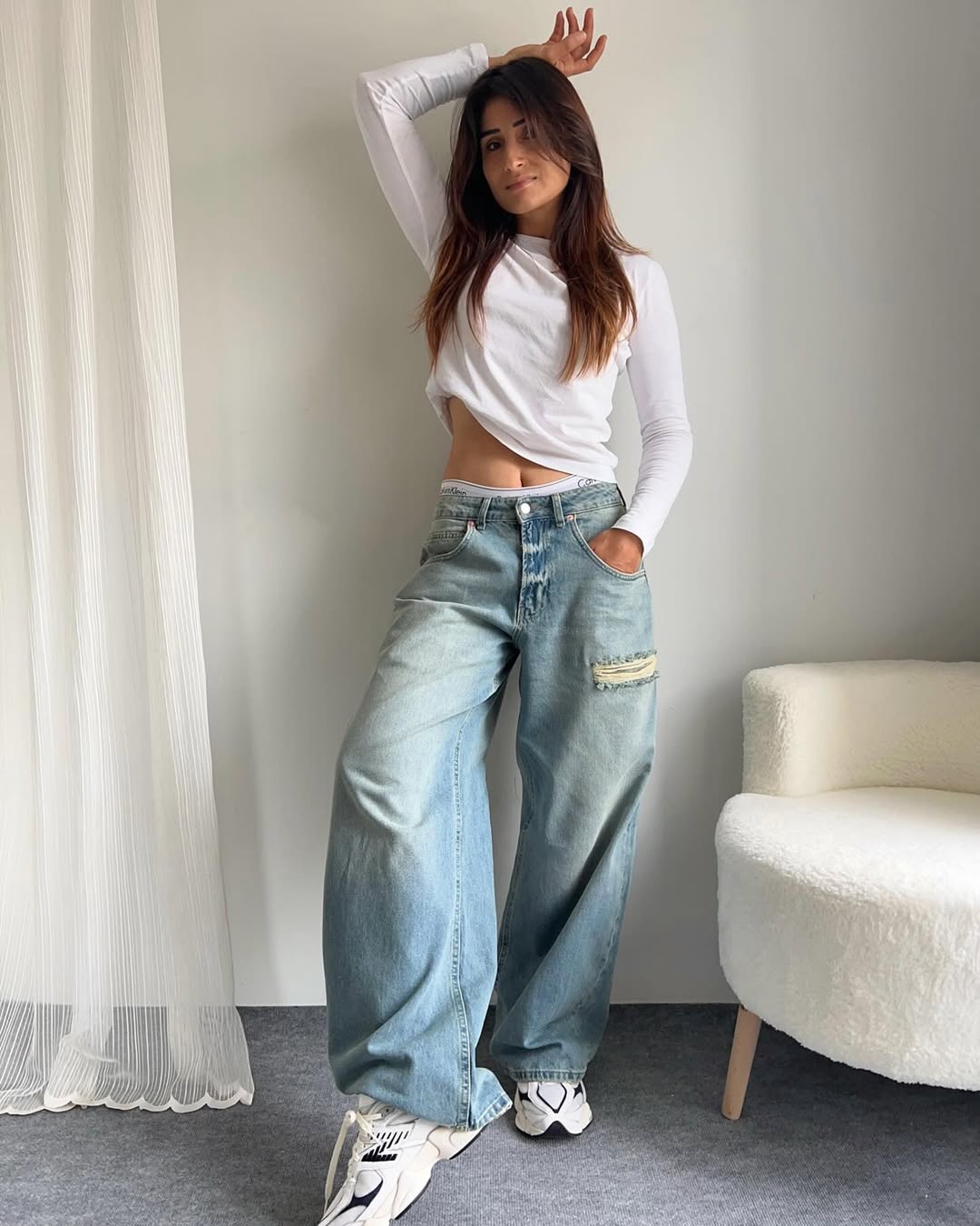 Chic and relaxed loose baggy pants look