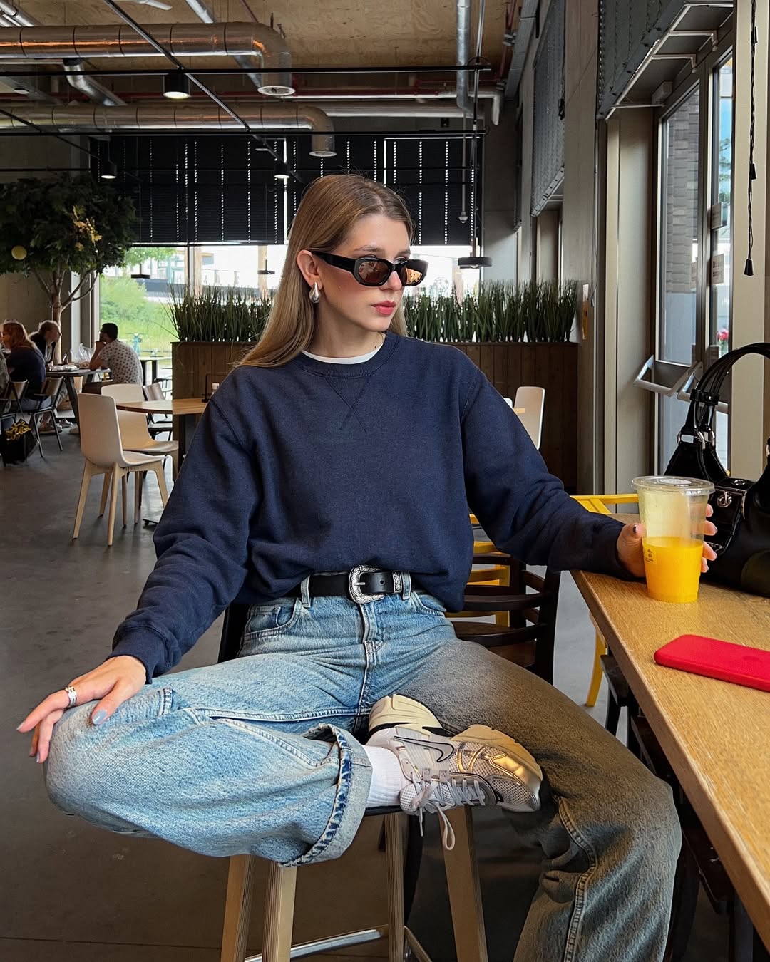 Chic baggy jeans and oversized sweater look