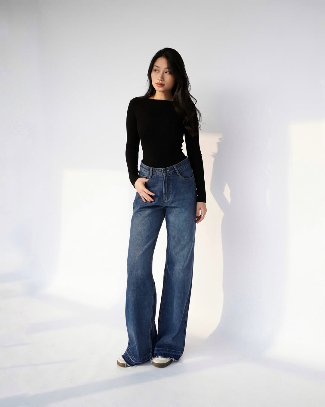 Chic baggy jeans with a sleek top