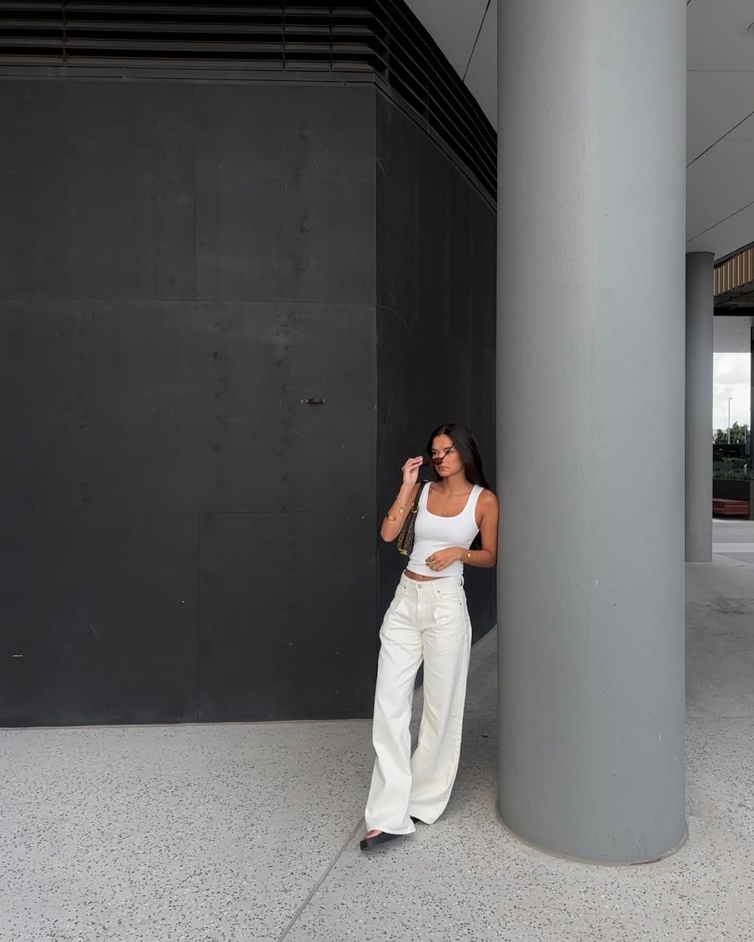 Effortless white baggy pants street style look