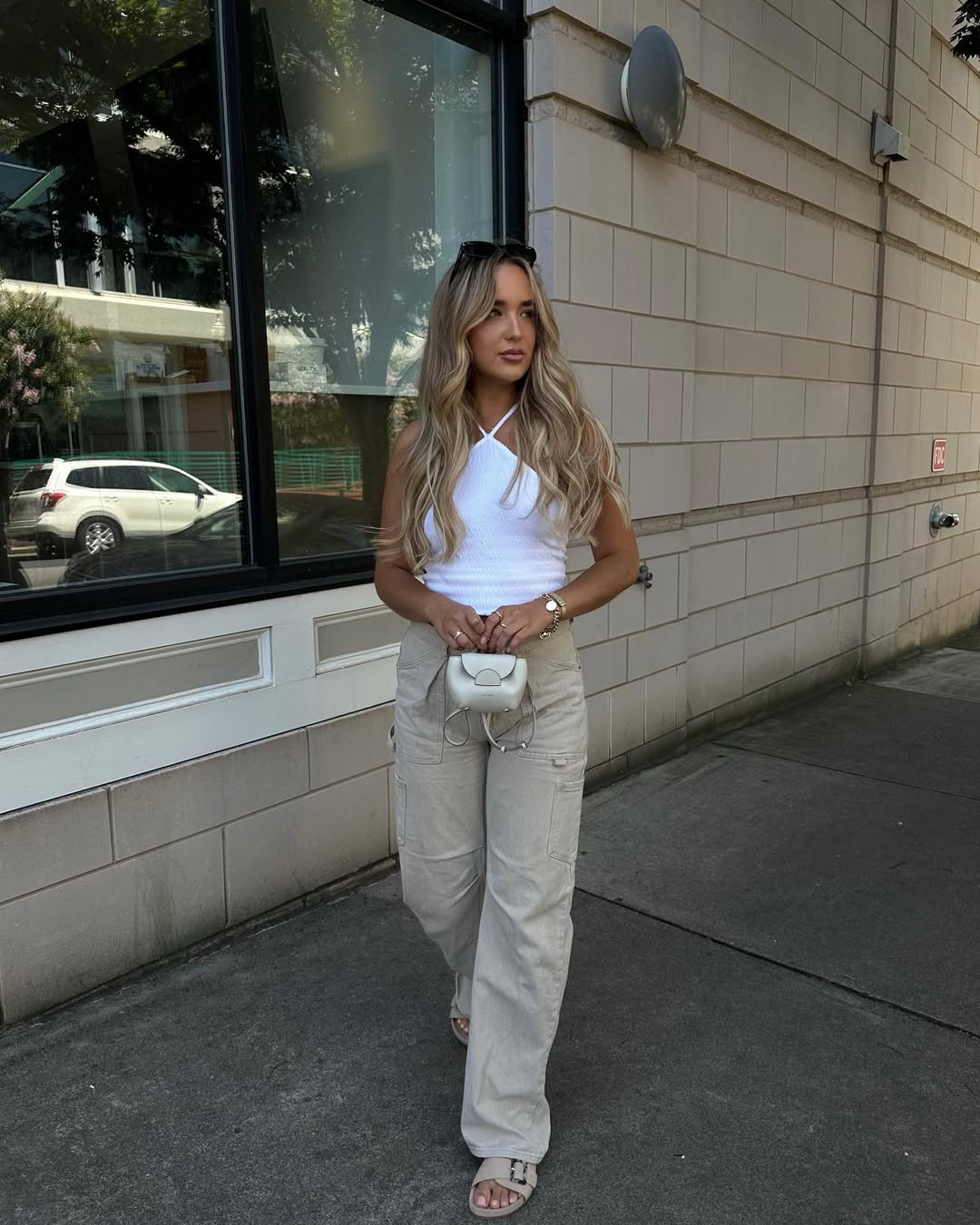 Effortless chic in baggy cargo pants