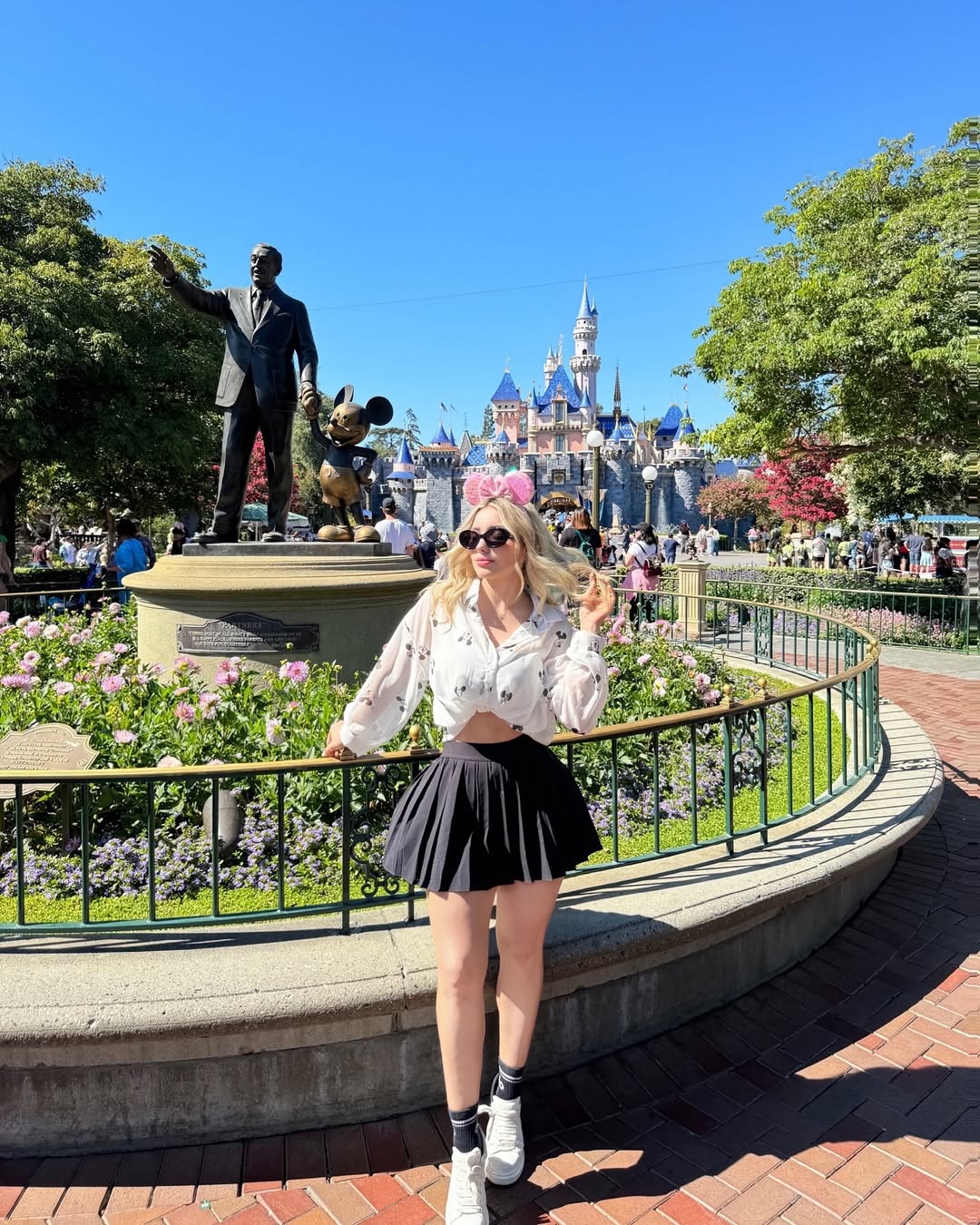 Chic Summer Disney Outfit with a Touch of Fun