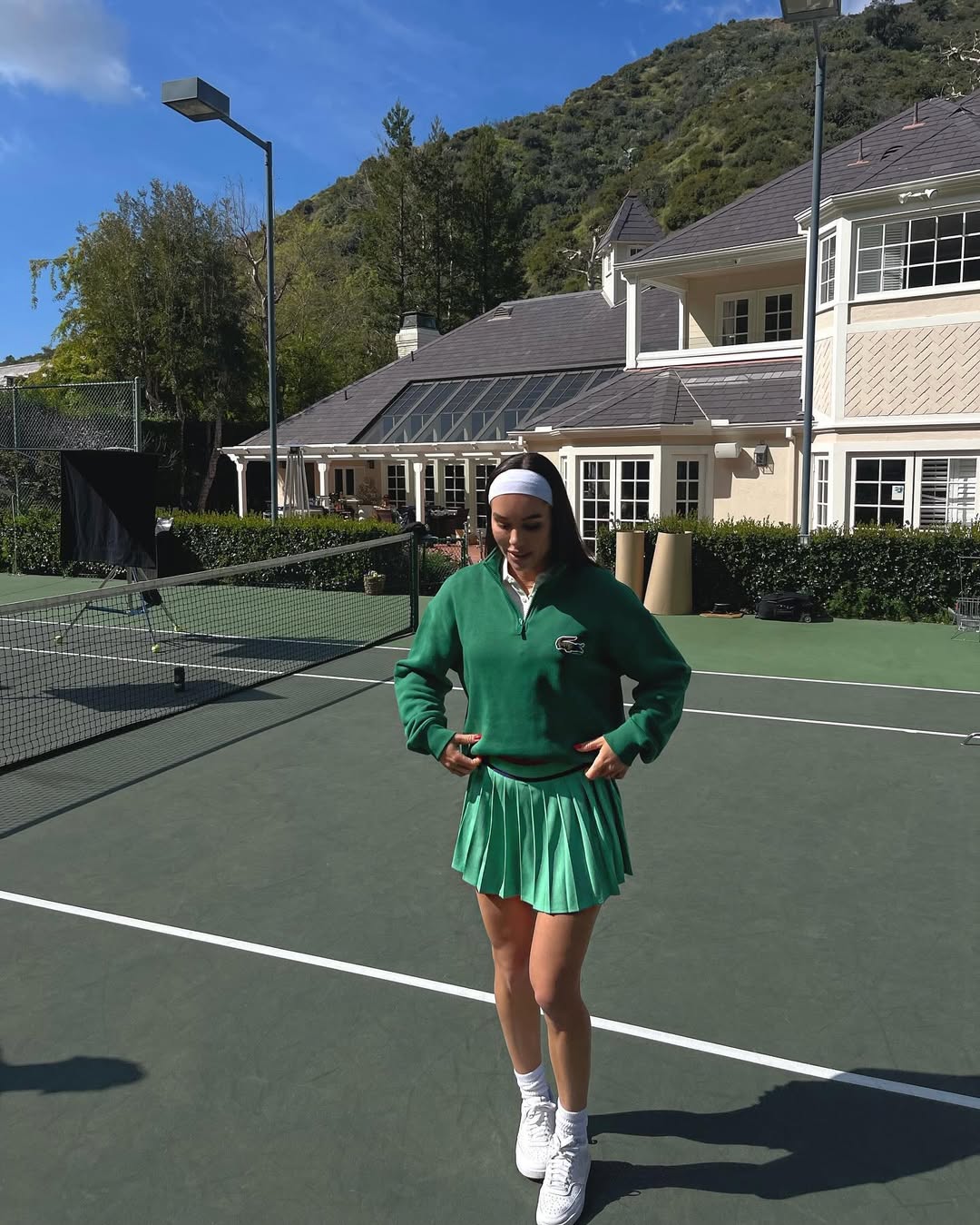 Chic green tennis skirt with a sporty vibe