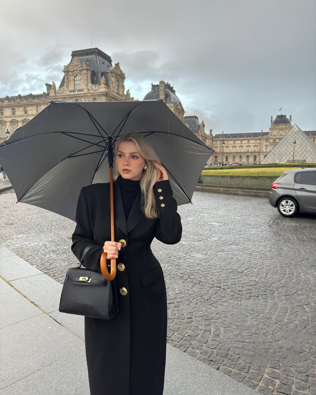 Sophisticated monochrome look with stylish umbrella