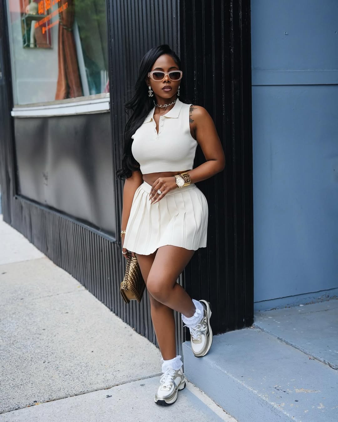 Chic tennis skirt look with a sporty vibe