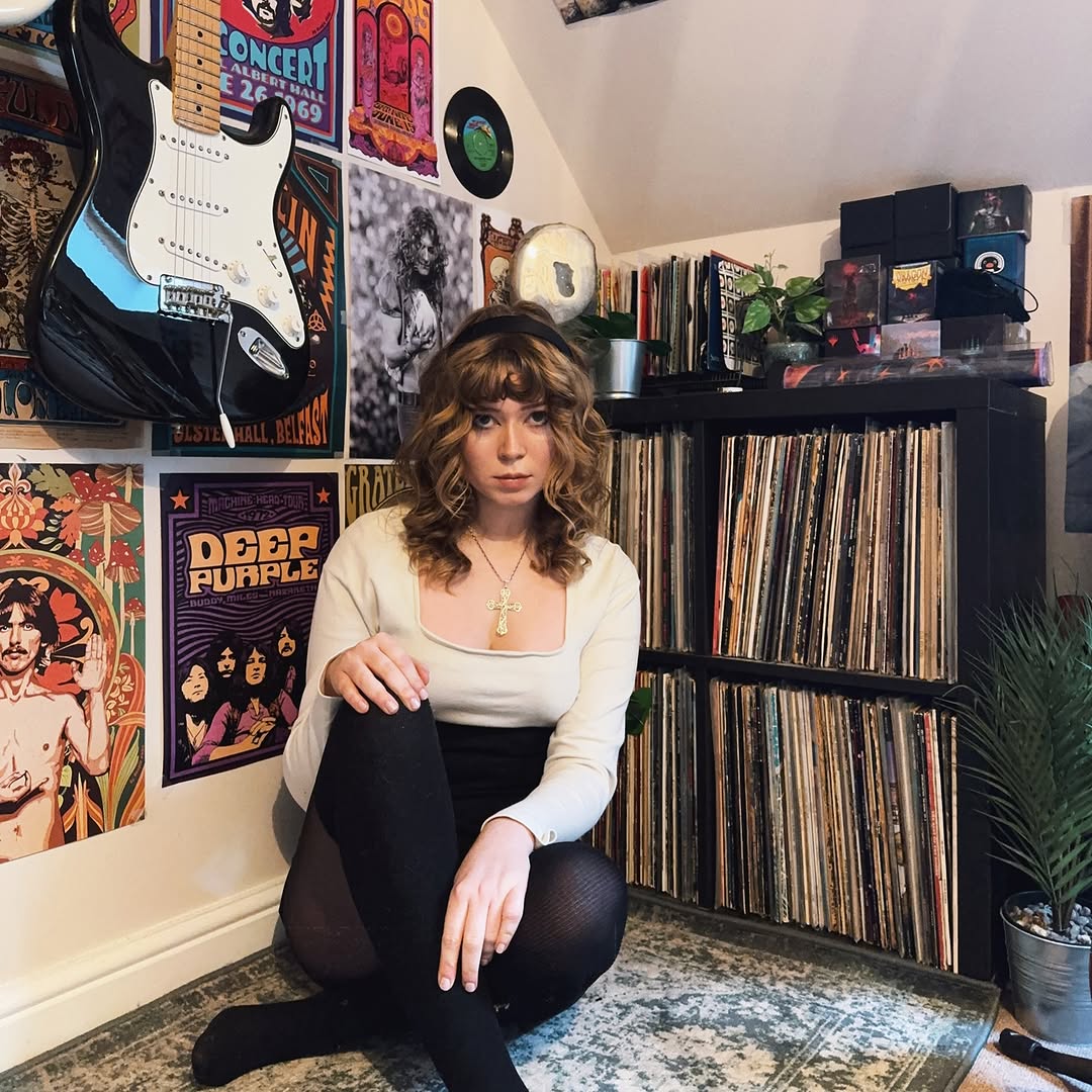 Chic 70s-inspired lounge outfit for casual vibes