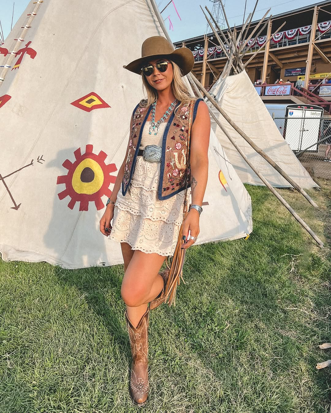 Chic Vintage-Inspired Rodeo Outfit for Summer