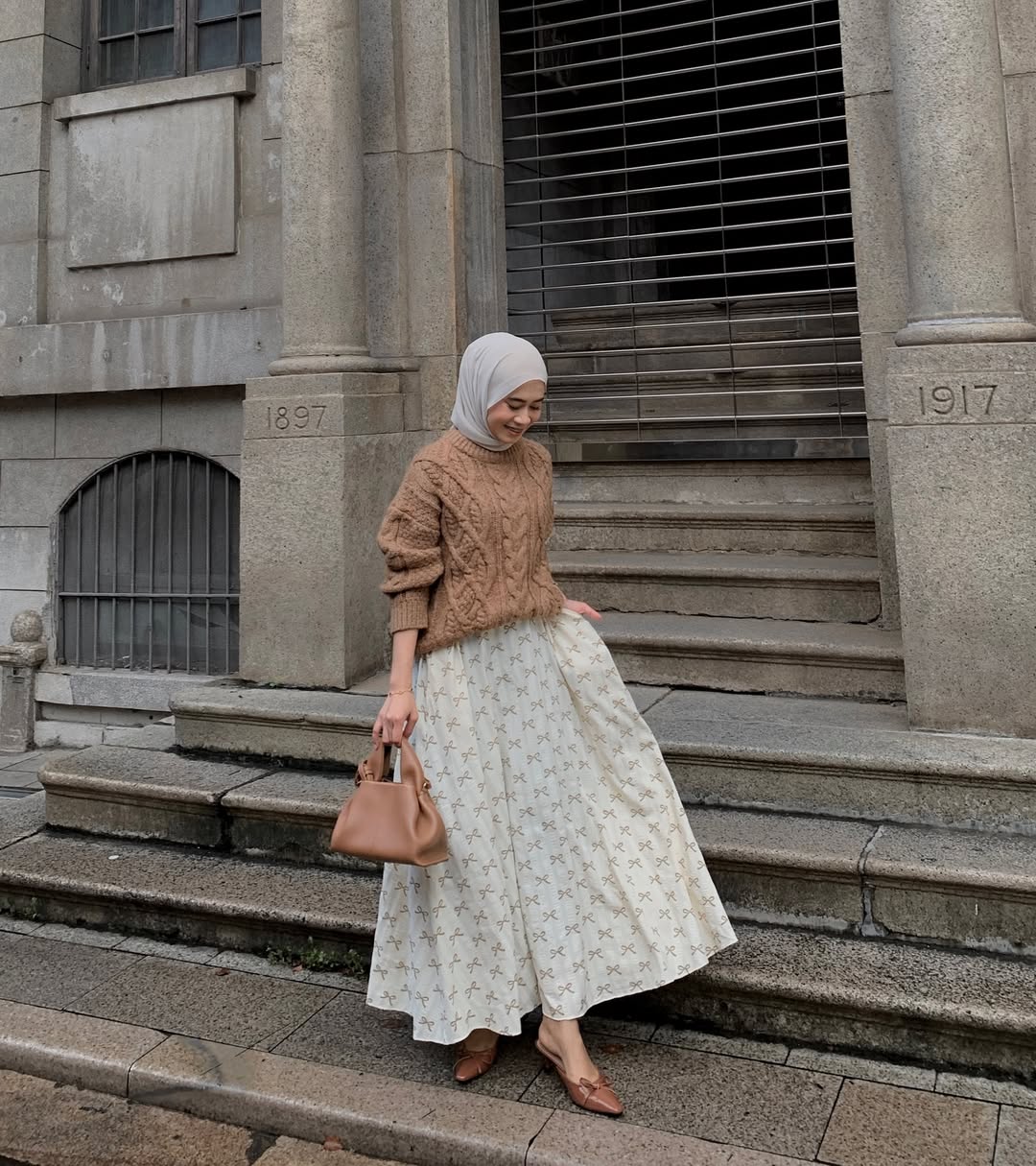 Chic white skirt with cozy knitwear